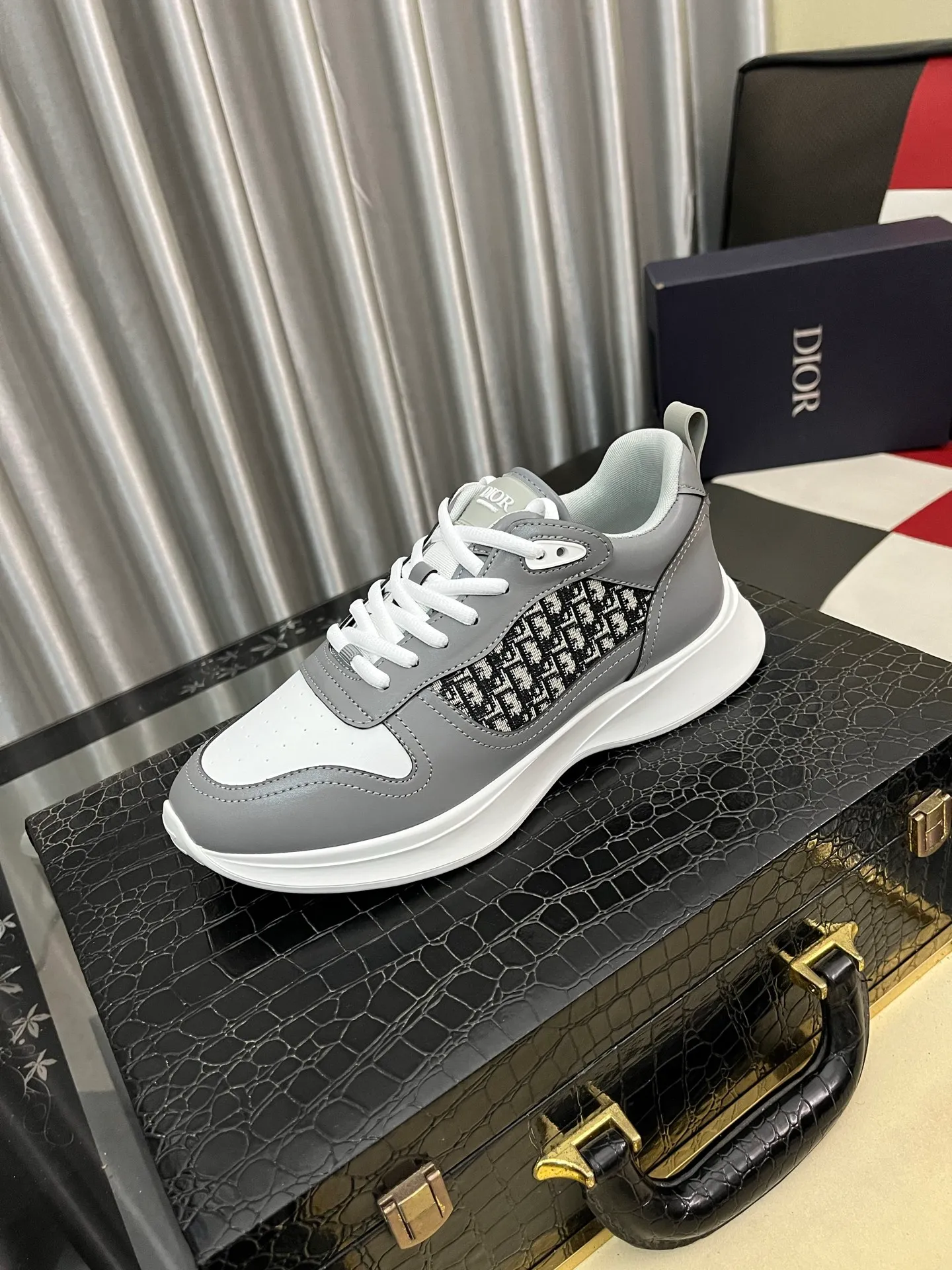 Men's shoes💰: 380⌚️⌚️[Dior] Dior's new men's genuine leather casual shoes, the highest version on the market, any comparison is welcome🆚! The original leather has excellent texture and is super high-end! Fetal sheep net lining imported from Italy, removable pad! Luxurious materials and fine workmanship, highly recommended! Code number: 38-445️⃣Colors available